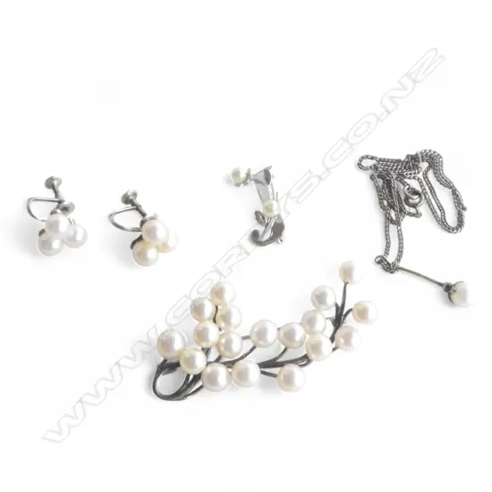 2 SILVER & PEARL BROOCHES, PR PEARL EARRINGS + PEARL PEANDANT NECKLACE