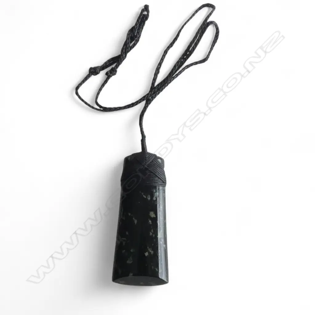 DOUGLAS CREEK POUNAMU HEI TOKI (with woven cord) L.80mm Image 1++