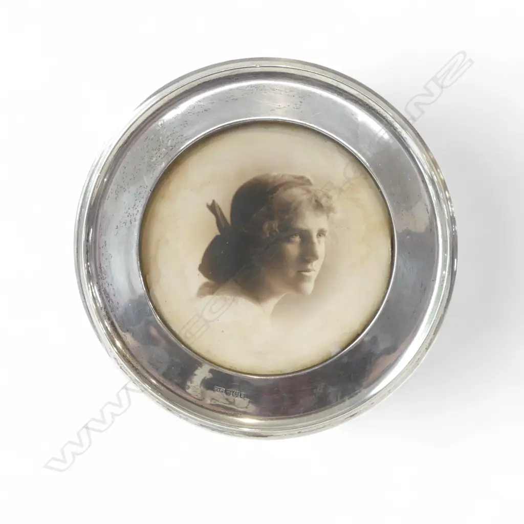 ROUND STG SILVER PHOTO FRAME, SHEFFIELD 1916, Dia.175mm Image 1++