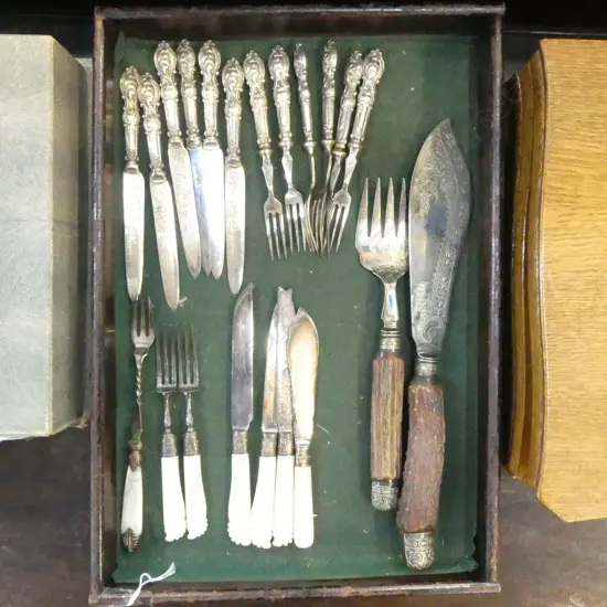 TRAY OF S/SILVER HANDLED FRUIT KNIVES & FORKS MOP HANDLED KNIVES & FORKS & PR STAG HORN HANDLED SERVERS