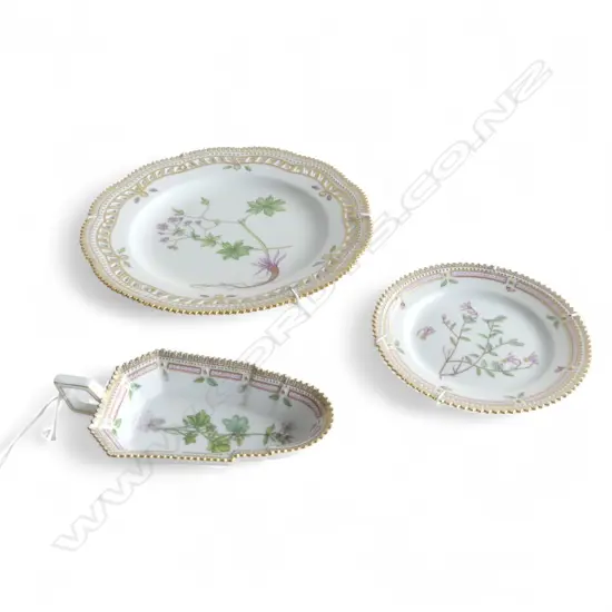 3 PCES ROYAL COPENHAGEN ROYAL COPENHAGEN FLORA DANICA; 2 PLATES 225 / 145mm dia, DISH