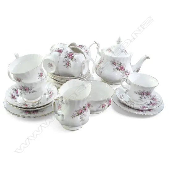 R/ALBERT LAVENDER ROSE PAT 3PCS TEASET & 7 CSPS TEAPOT H150MM