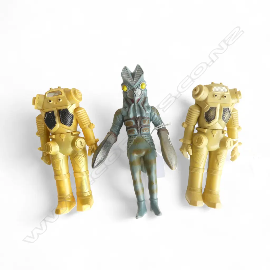 2 VINTAGE PLASTIC JAPANESE ROBOT FIGS, H.160mm & CHINESE LOBSTER MAN, H.180mm Image 1++
