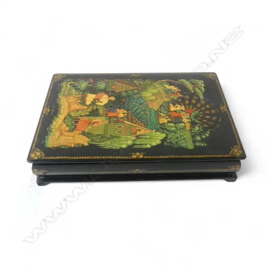 RUSSIAN FINE QUALITY  HAND PAINTED HINGED LID BOX village & musical scenes. Signed. 207 x 138 x 45mm.