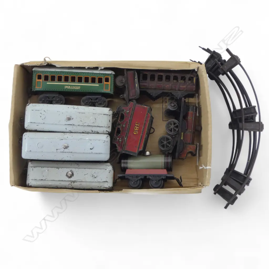 TRAY OF O GAUGE ROLLING STOCK AF ENGINE & SOME TRACK Image 1++