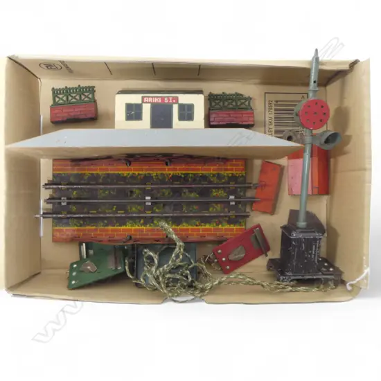 O GAUGE TIN  RAILWAY BRIDGE SIGNAL LAMP  VINTAGE WOOD STATION ETC