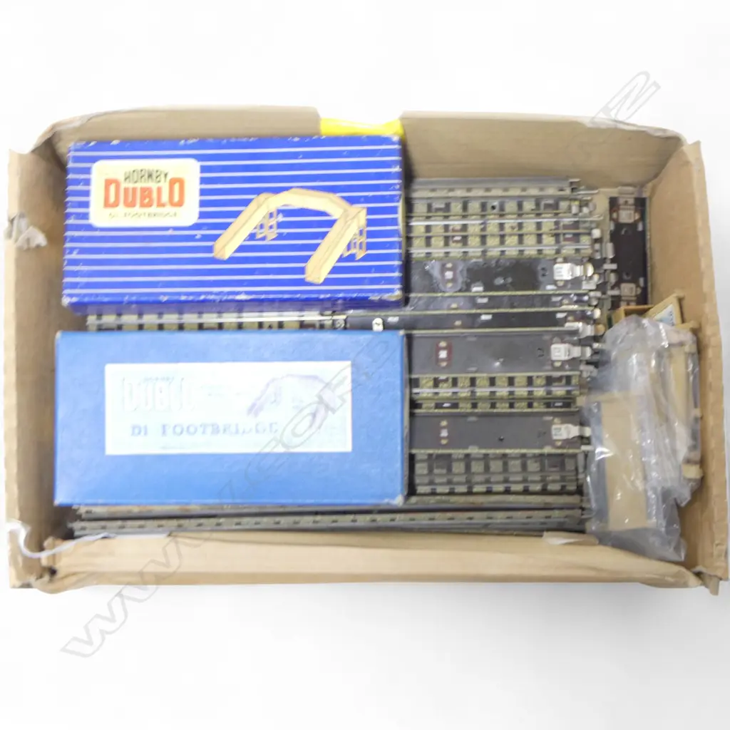 HORNBY DUBLO OO GAUGE TRACK 2 BOXED D1 FOOT BRIDGES GATES ETC Image 1++