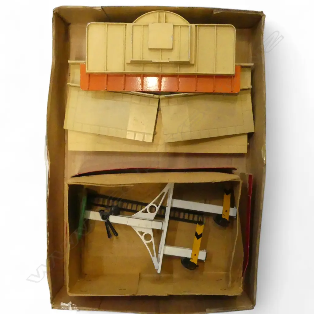 VINTAGE CAST ALLUMINUM RAILWAY STATION  & BOXED HORNBY RAILWAY SIGNAL LIGHTS Image 1++