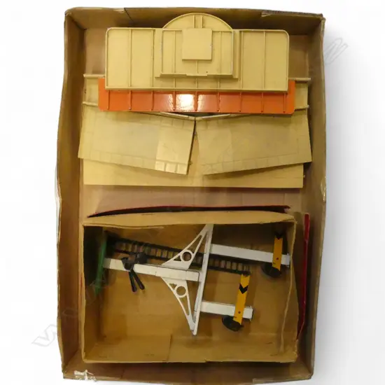 VINTAGE CAST ALLUMINUM RAILWAY STATION  & BOXED HORNBY RAILWAY SIGNAL LIGHTS