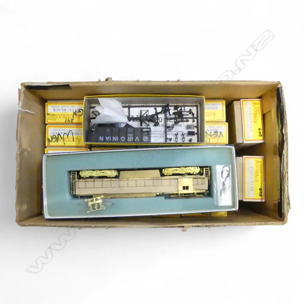 23 VIRGINIAN MINT & BOXED READY TO MAKE CARRIAGES & MINT & BOXED ELECTRIC ENGINE Image 1++