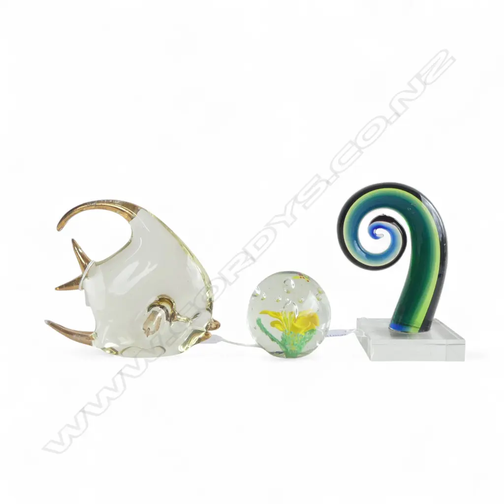 STUDIO GLASS KORU H160MM GLASS PAPER WIEGHT H80 & FISH ORN H140MM Image 1++