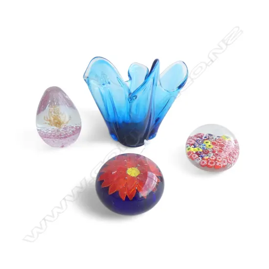3 GLASS PAPERWEIGHTS + HANDKERCHIEFVASE H.150mm