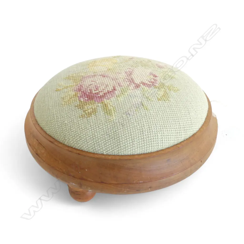 SMALL NEEDLEPOINT FOOTSTOOL Dia.270mm Image 1++