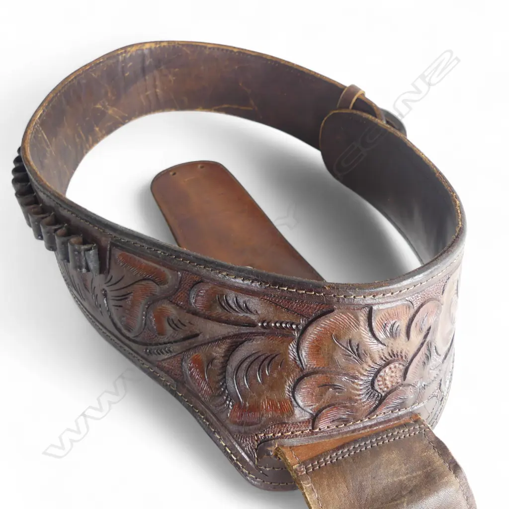 EMBOSSED LEATHER GUN BELT w. REPRODUCTION REVOLVER Image 1++