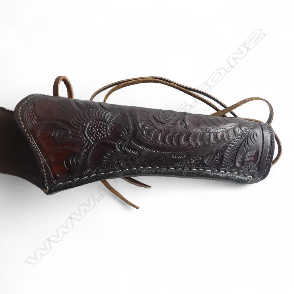EMBOSSED LEATHER GUN BELT w. REPRODUCTION REVOLVER Image 1++