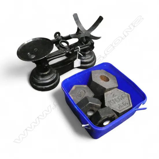 VINTAGE CAST IRON SCALE w. 10 HEAVY WEIGHTS