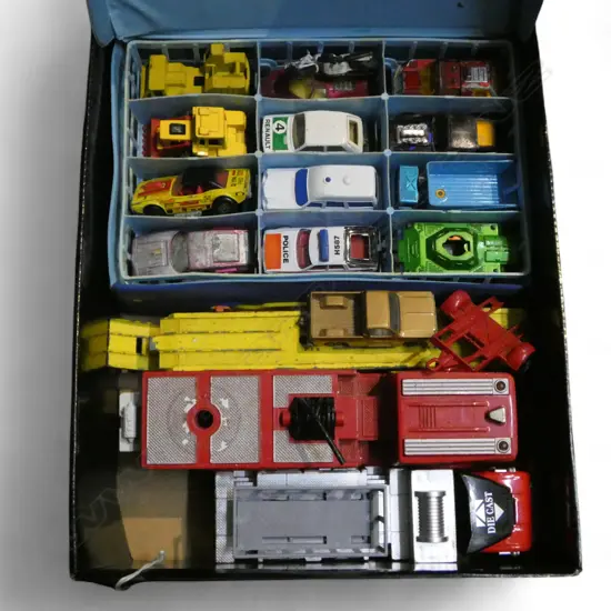 COLLECTION VINTAGE MATCHBOX TOYS CARRY BOX ETC