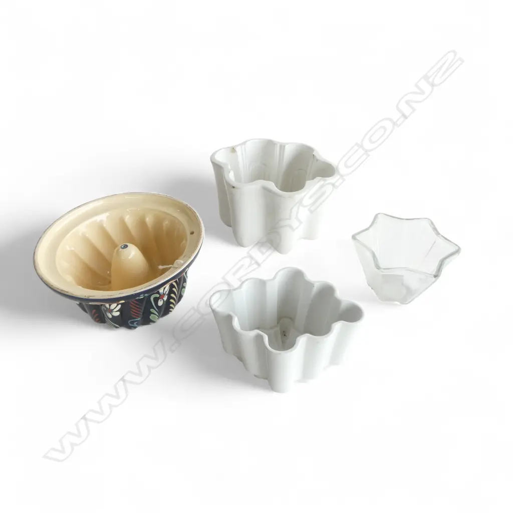 4 VINTAGE FOOD MOULDS Image 1++
