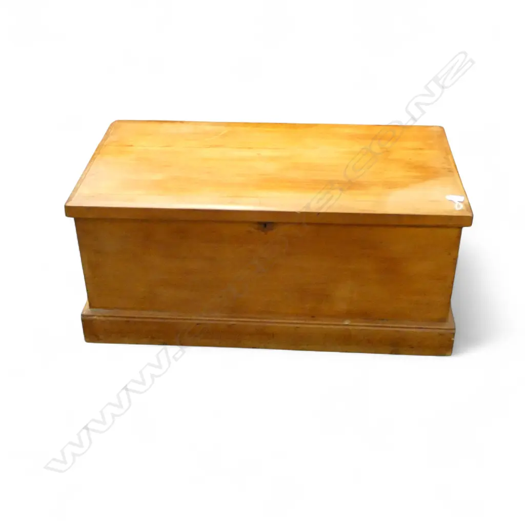 KAURI COLONIAL FOOTLOCKER (DEDICATION INLAY INSIDE LID) 870x470x400mm Image 1++
