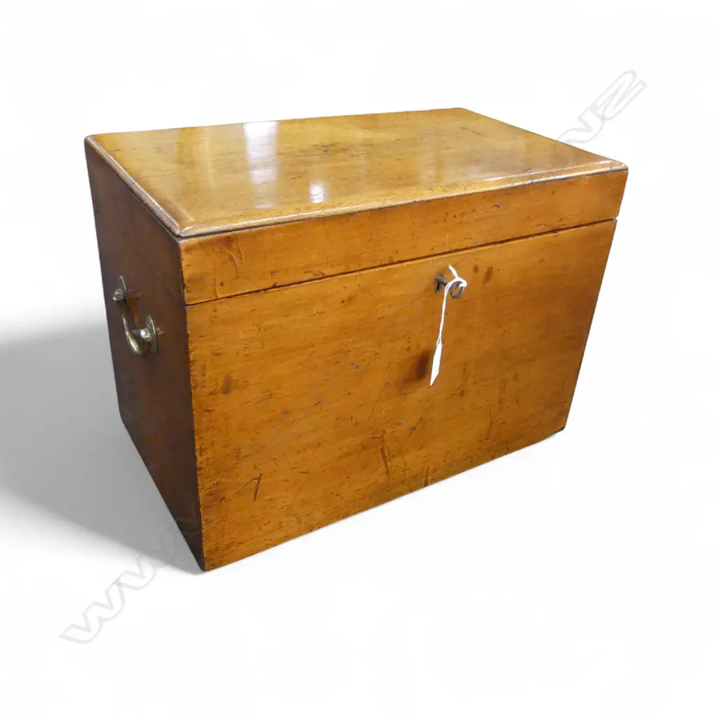WOODEN BOX w. KEY 440x260x315mm Image 1++