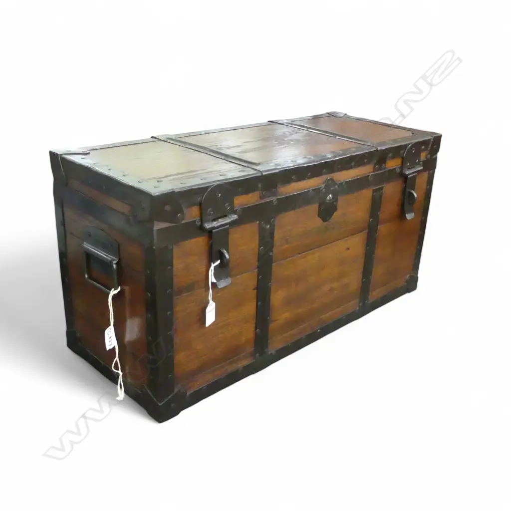 WOODEN CRATE w. METAL DETAIL W.705mm Image 1++