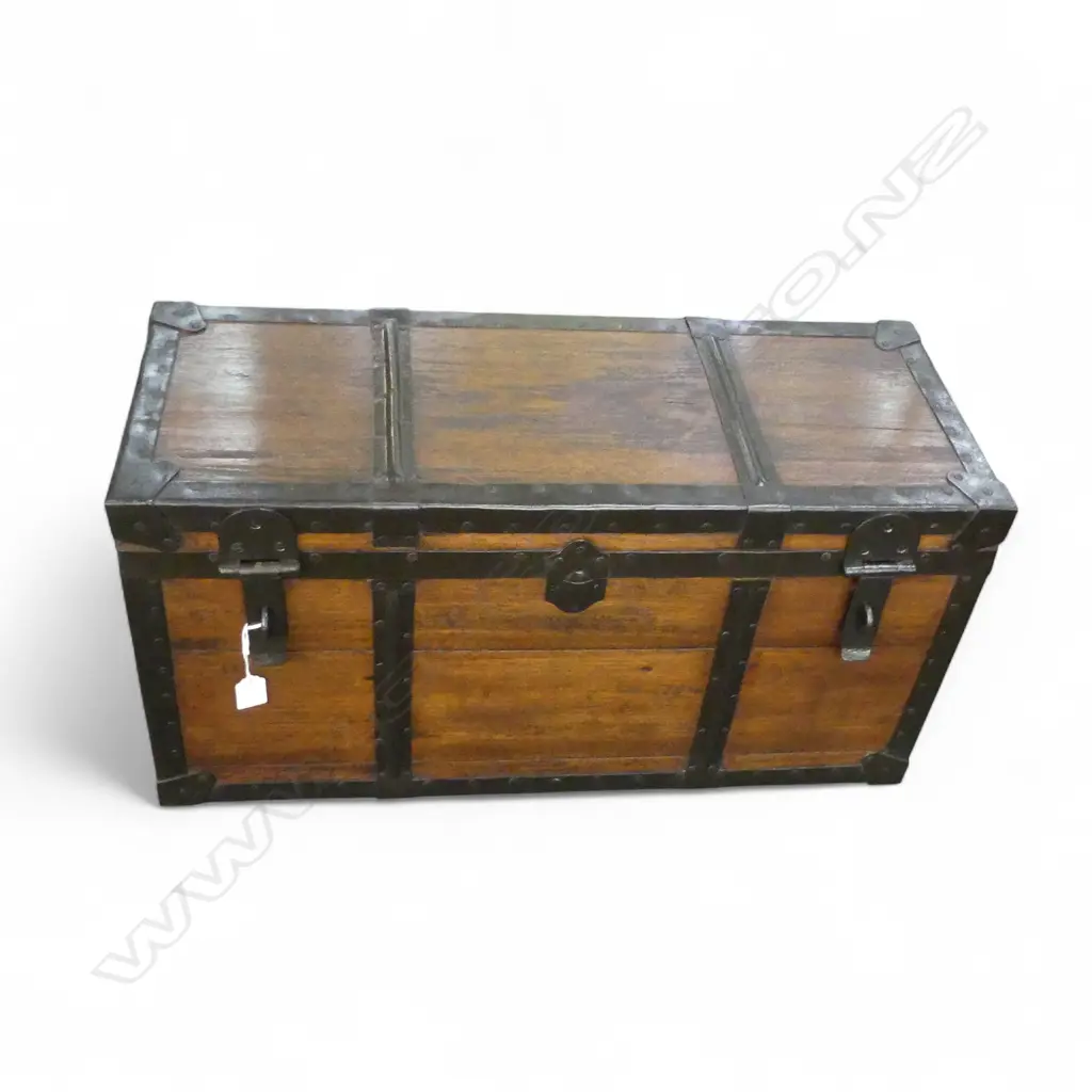 WOODEN CRATE w. METAL DETAIL W.705mm Image 1++