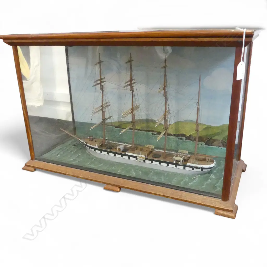 SAILING SHIP MODEL IN DISPLAY CASE 685x305x435mm Image 1++