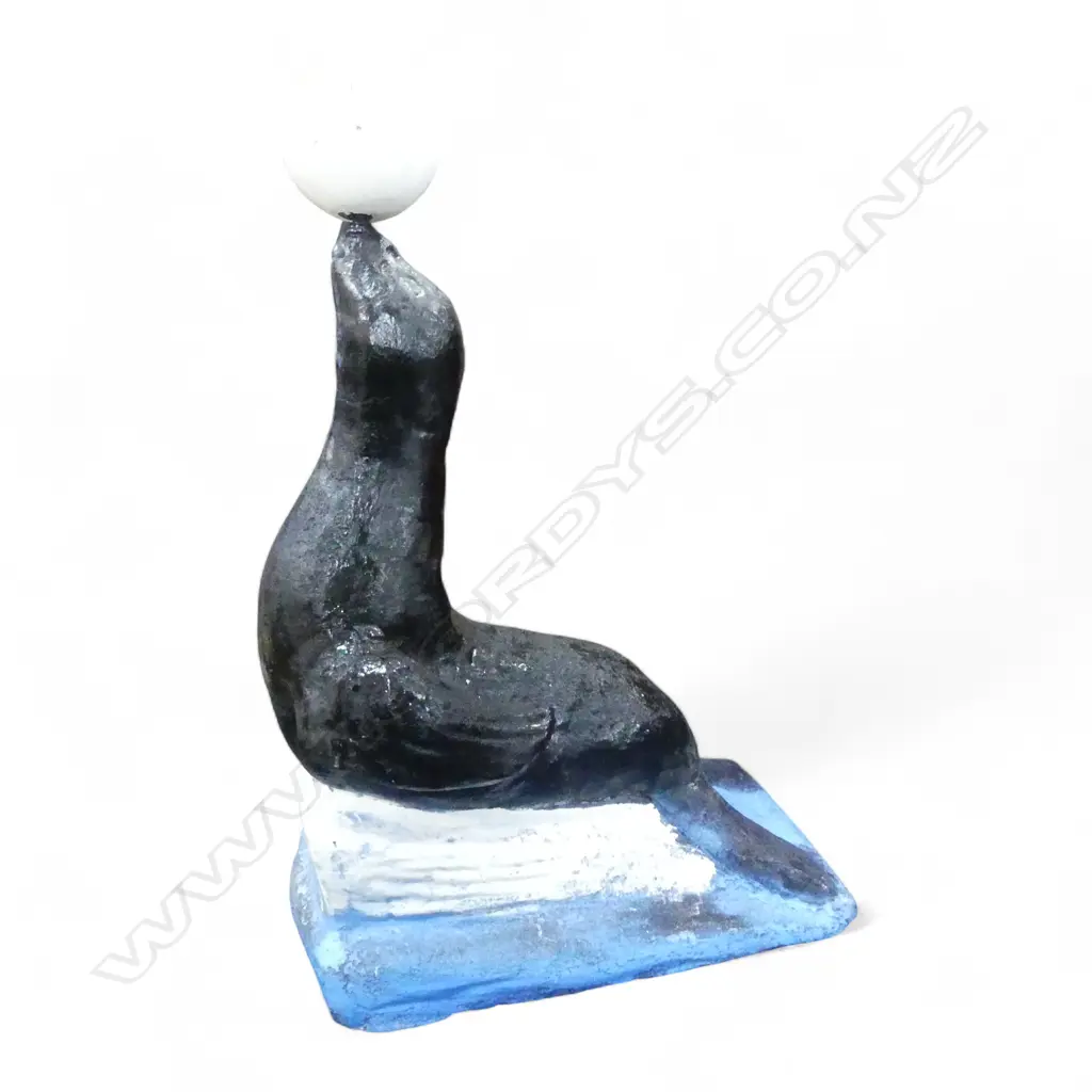 CONCRETE GARDEN SEAL w. BALL H.820mm Image 1++