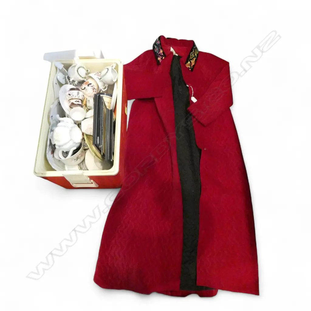 CHILLY BIN w. ASST CHINA & RED VELVET COAT Image 1++