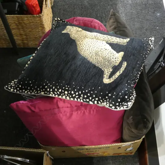 SIX QUALITY DECORATIVE CUSHIONS IN VELVET OR SILK OR LINEN