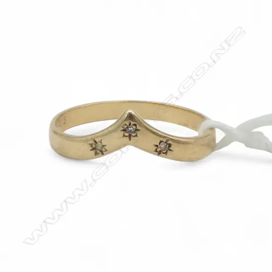 9ct GOLD V-FORM PARTNER RING W 3 small diamonds 1.4gms SIZE O