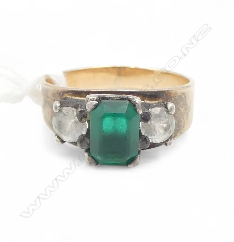 9ct GREEN/WHITE STONE RING 2.98gms SIZE M Image 1++
