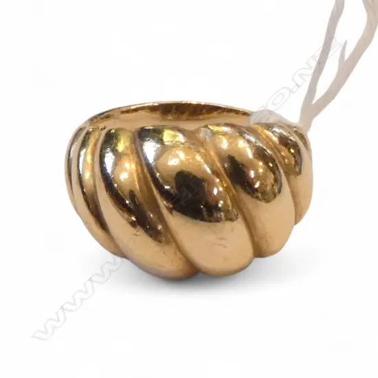 9ct Y/GOLD RIBBED DOME SHAPE RING 7gms SIZE N