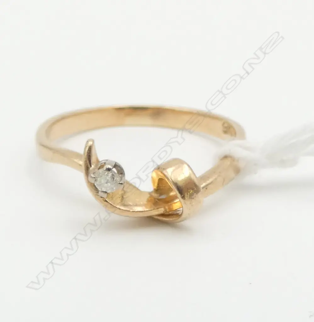 9ct DIAMOND TWIST RING, 1.91gm SIZE Q Image 1++