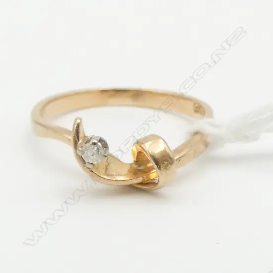 9ct DIAMOND TWIST RING, 1.91gm SIZE Q