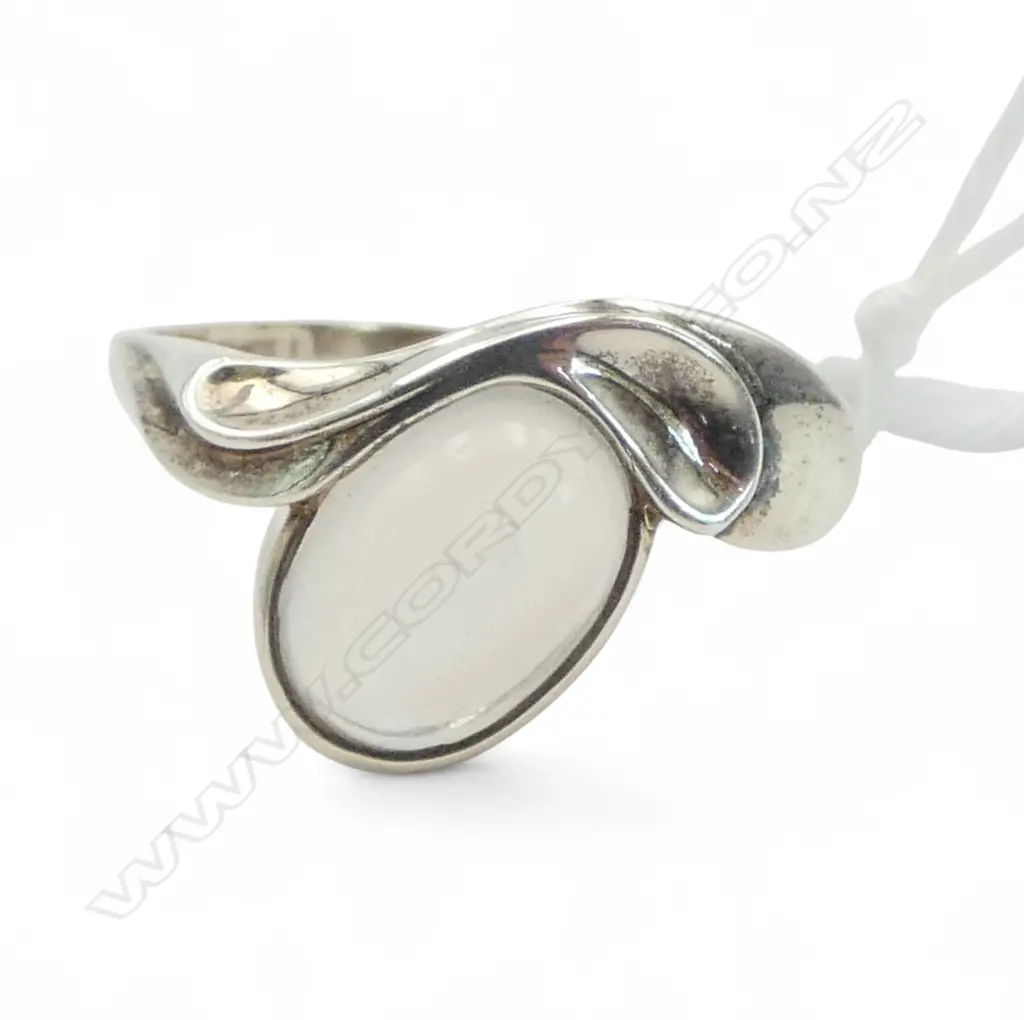 9CT WG MOONSTONE RING, 4.67gms size R Image 1++