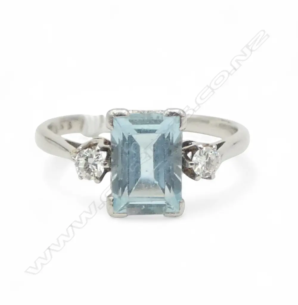 18ct WHITE GOLD or PLATINUM AQUAMARINE & DIAMOND RING 3gms Image 1++