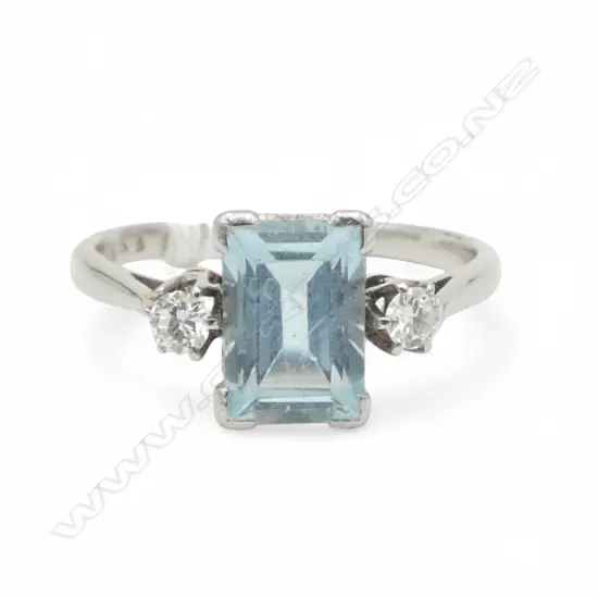 18ct WHITE GOLD or PLATINUM AQUAMARINE & DIAMOND RING 3gms
