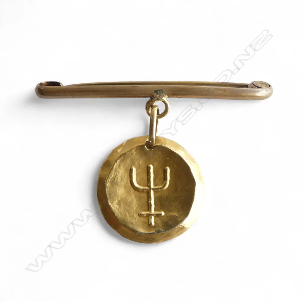 18CT PENDANT (approx. 4 to 4.5gms) ON gold plate BAR BROOCH 5.19gms Image 1++