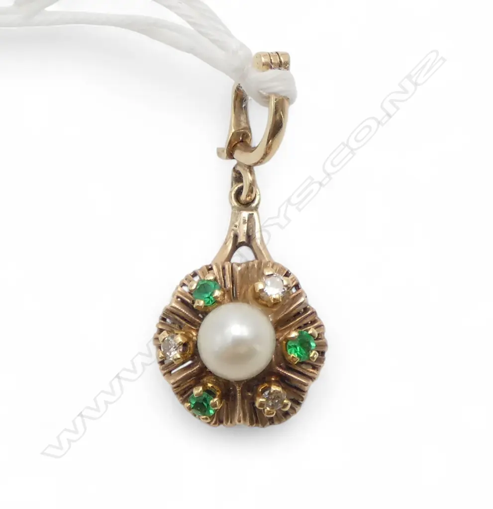 9CT GOLD PEARL, DIAMOND AND GREEN STONE? PENDANT 3.76gms Image 1++