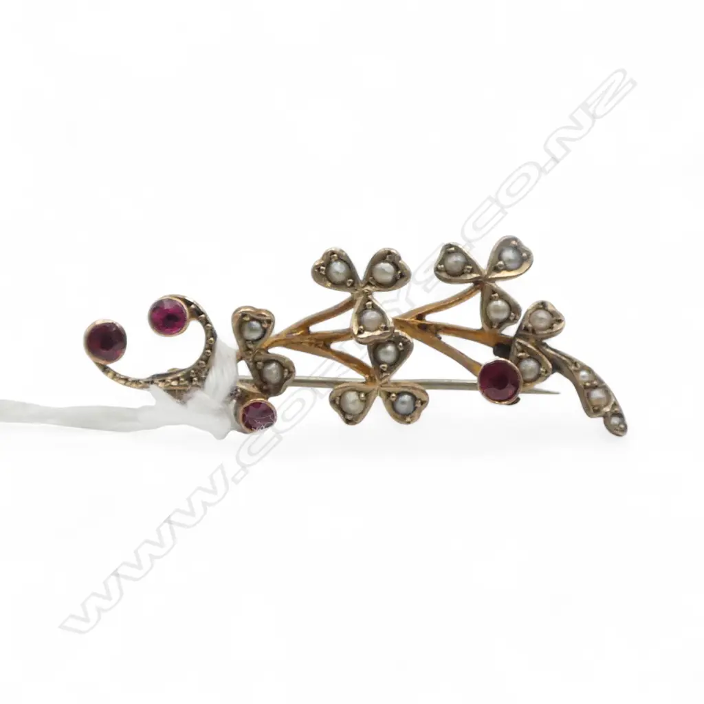 9CT RED STONES & SEED PEARL BROOCH W.45mm, 3.45gms Image 1++