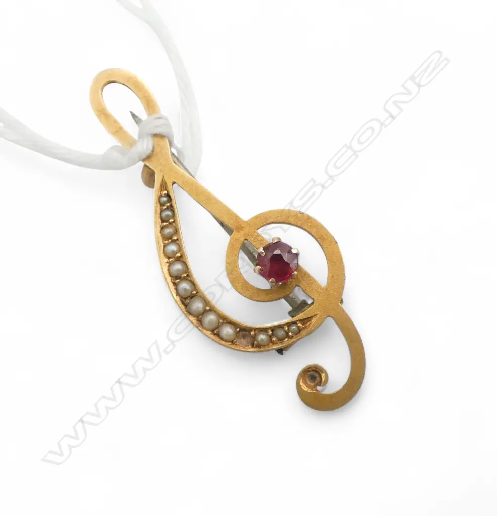 old 9ct GOLD TREBLE CLEF BROOCH 1 pearl missing 1.64gms  Image 1++