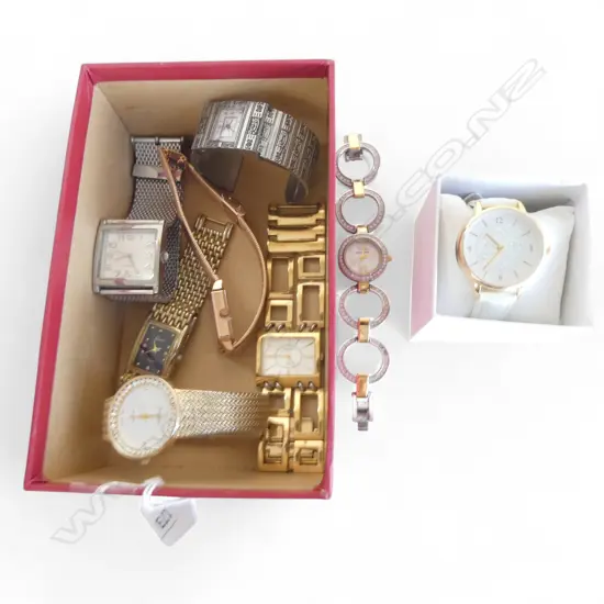 COLLECTION OF 8 FASHION WRISTWATCHES