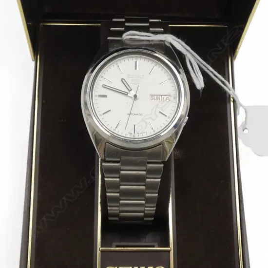 VINTAGE SEIKO 5 GENT'S STAINLESS STEEL WRIST WATCH in case