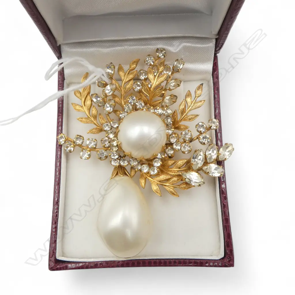 AMERICAN 'HATTIE CARNEGIE' collectable COSTUME JEWELLERY LGE BROOCH w faux pearls & gems. Named. c.1950's Image 1++