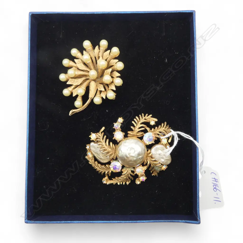 2 AMERICAN 'HAR' COLLECTABLE LARGE COSTUME JEWELLERY BROOCHES w faux pearls & gems c.1950's Named Image 1++