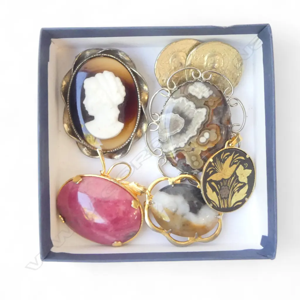 ASST COSTUME PCES: 4 BROOCHES + PR DISC EARRINGS + DAMESCENE BROOCH  Image 1++