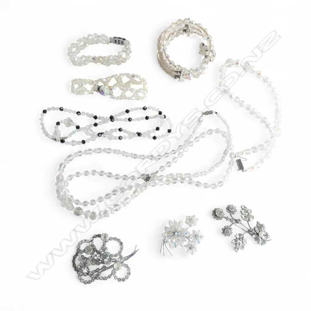 ASST. CRYSTAL JEWELLERY & DIAMANTE BROOCHES Image 1++