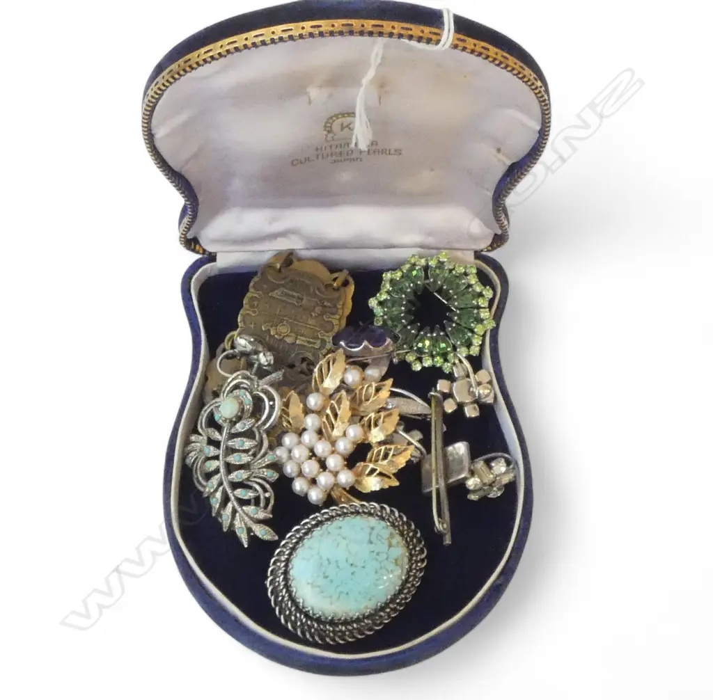 10 PCES COSTUME JEWELLERY INCL. 3 STG SILVER BROOCHES Image 1++