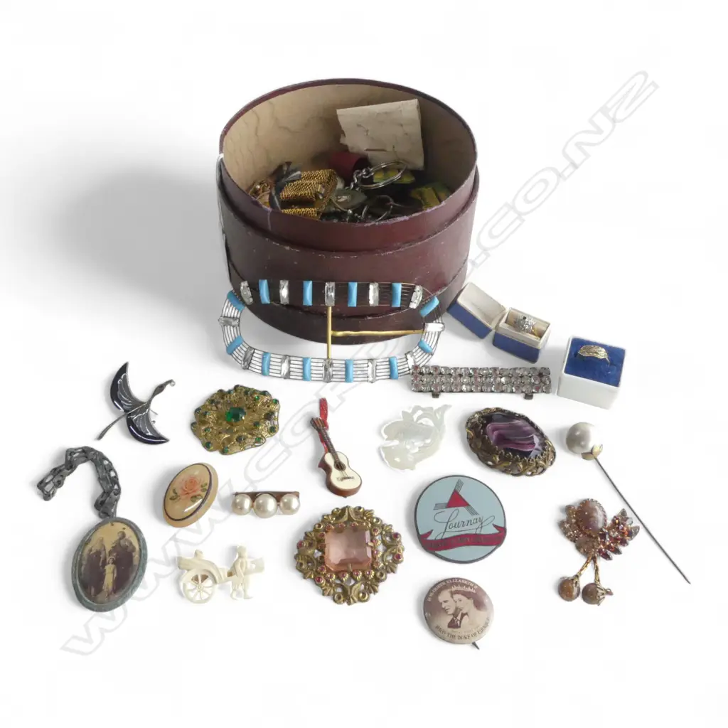 VINTAGE COLLAR BOX of COSTUME JEWELLERY ETC Image 1++